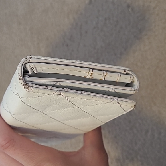 White wallet - Picture 4 of 5